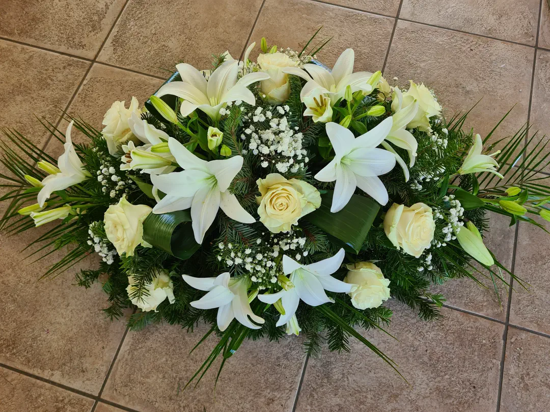 Ikebana z bielych ľalií a krémových ruží