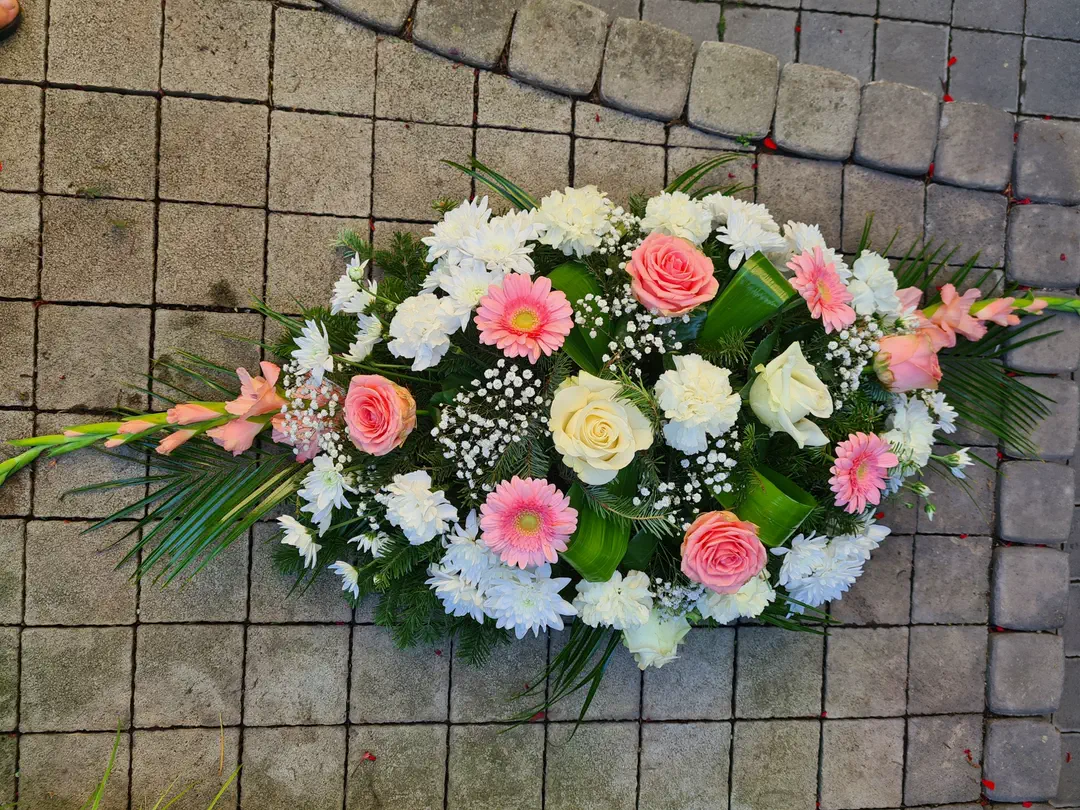 Ikebana s ružovými gerberami a ružami