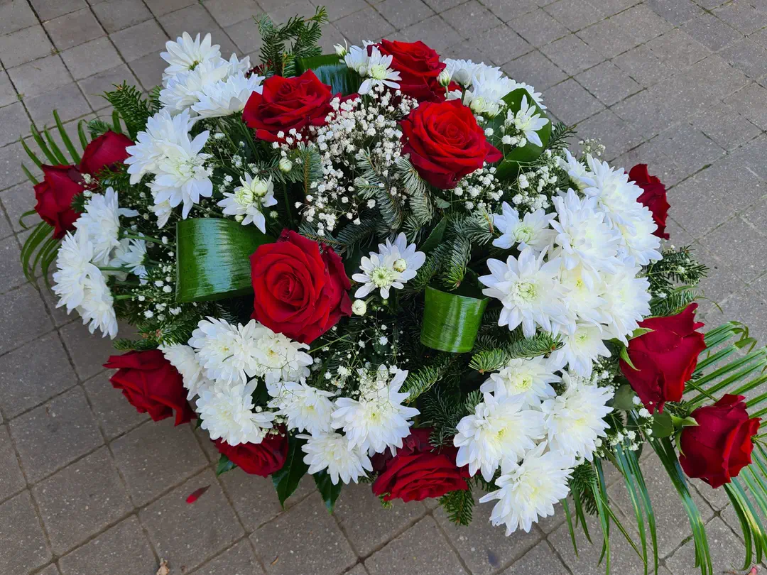 Ikebana z červených ruží a bielych chryzantém