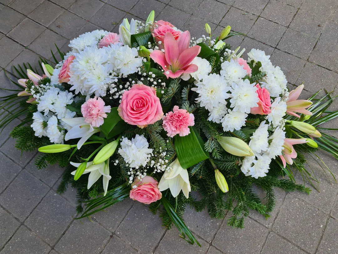 Ikebana s ružovými ružami, ľaliou a bielymi chryzantémami