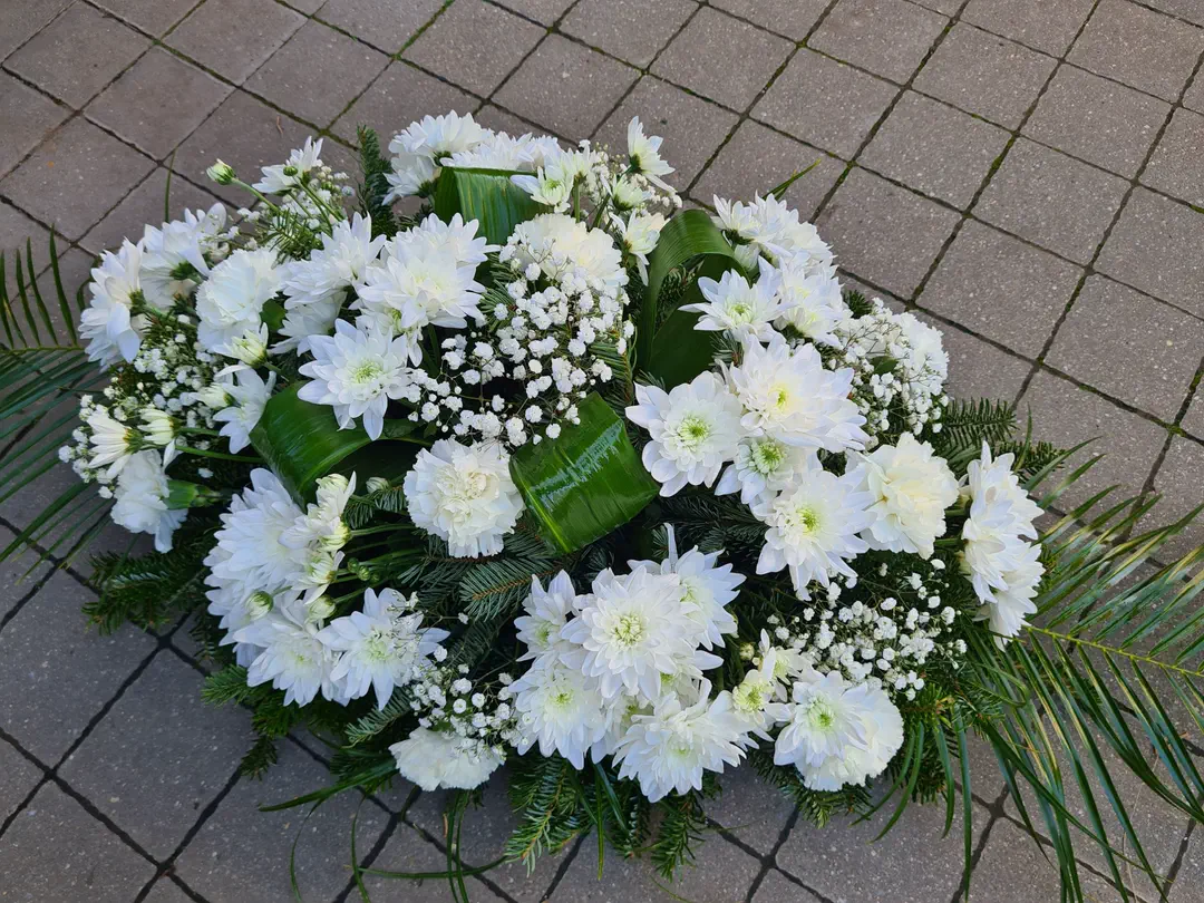 Ikebana z bielych chryzantém a gypsomilky