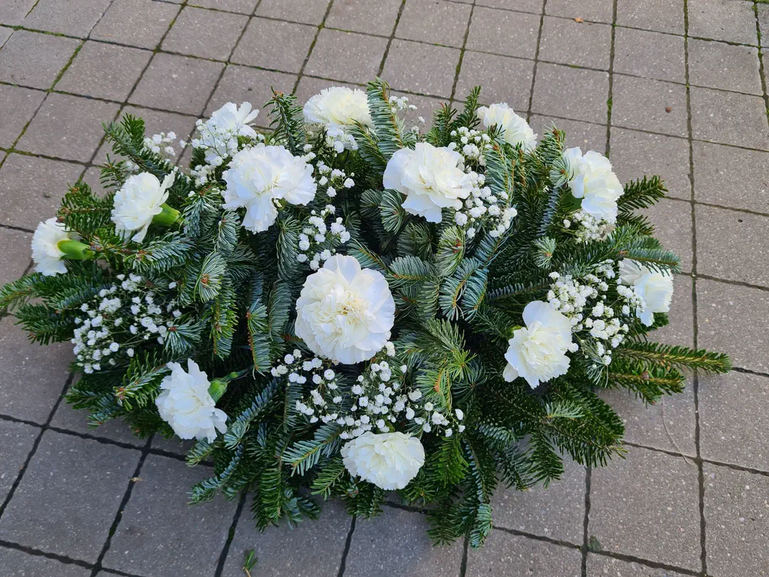 Ikebana z bielych karafiátov na čečine