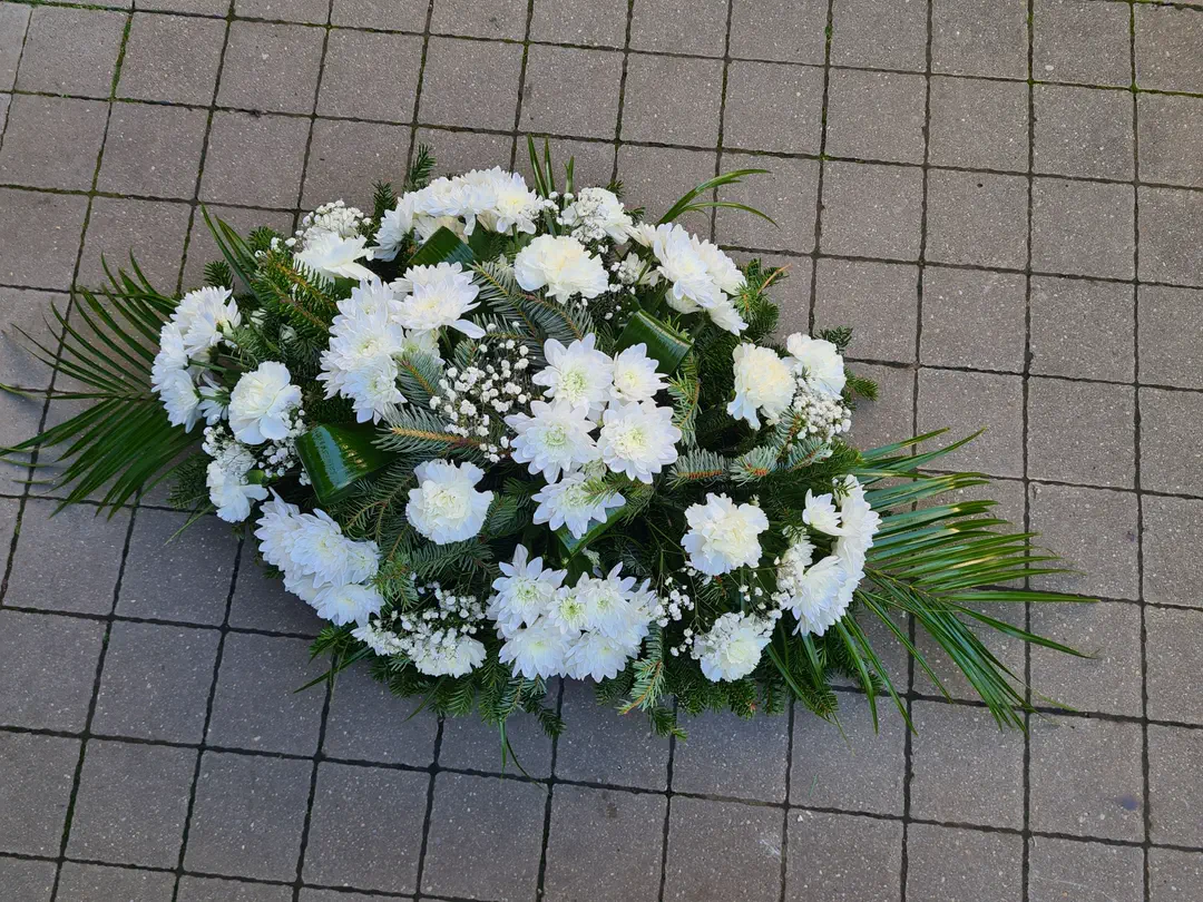 Biela ikebana z chryzantém a karafiátov