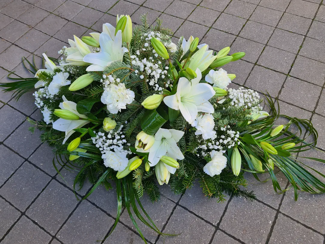 Ikebana s bielymi ľaliami a chryzantémami