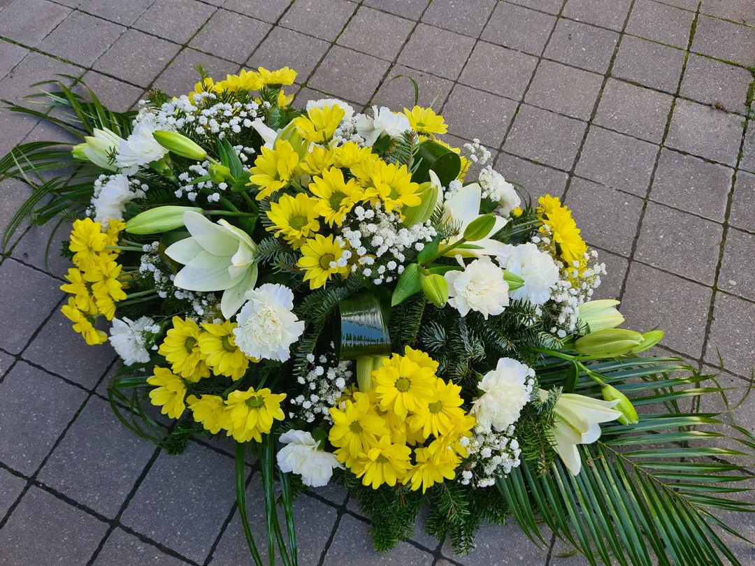 Ikebana so žltými chryzantémami a ľaliami