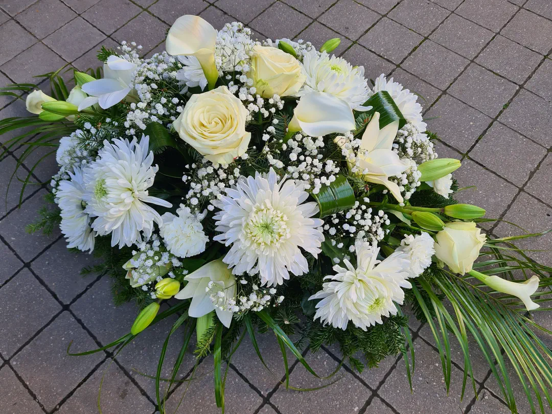 Ikebana s krémovými ružami a bielymi chryzantémami