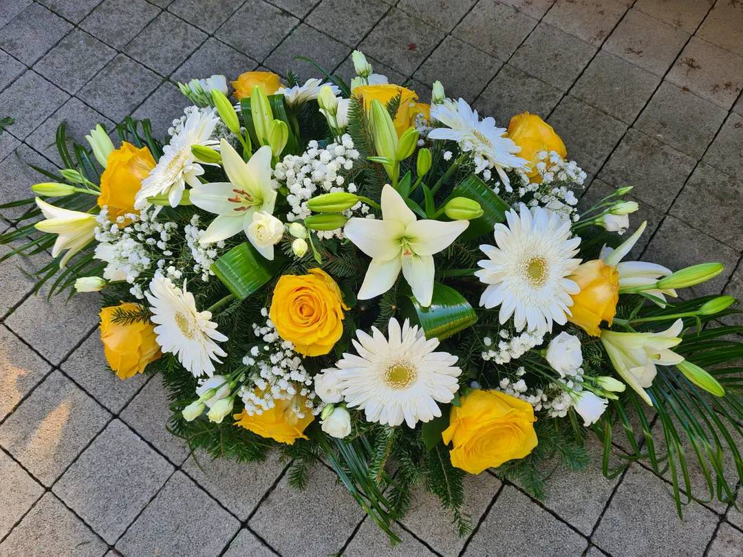 Ikebana so žltými ružami, gerberami a ľaliami