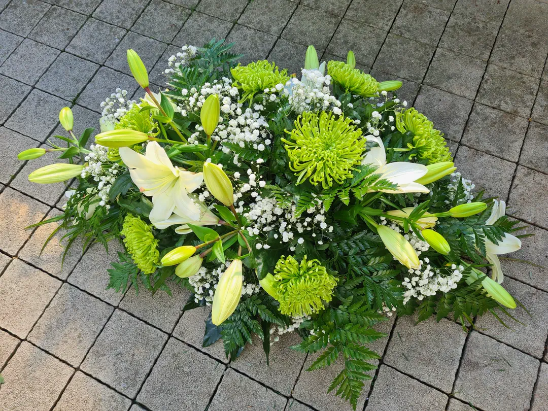 Zeleno-biela ikebana s ľaliami a chryzantémami