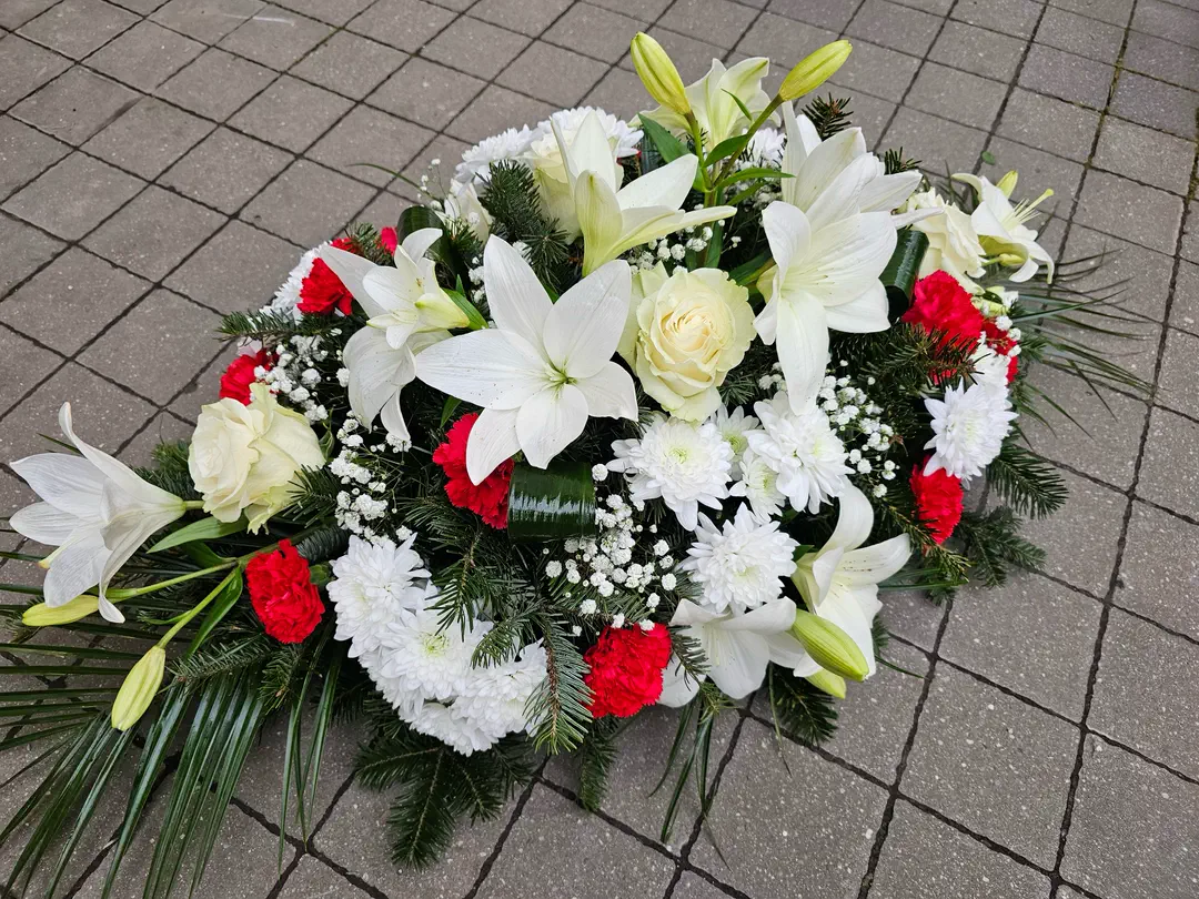Ikebana z bielych ľalií a červených ruží