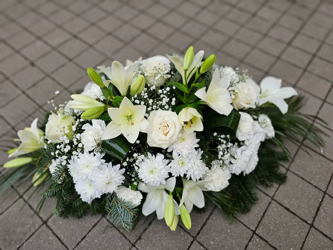 Ikebana z bielych ľalií, ruží a chryzantém