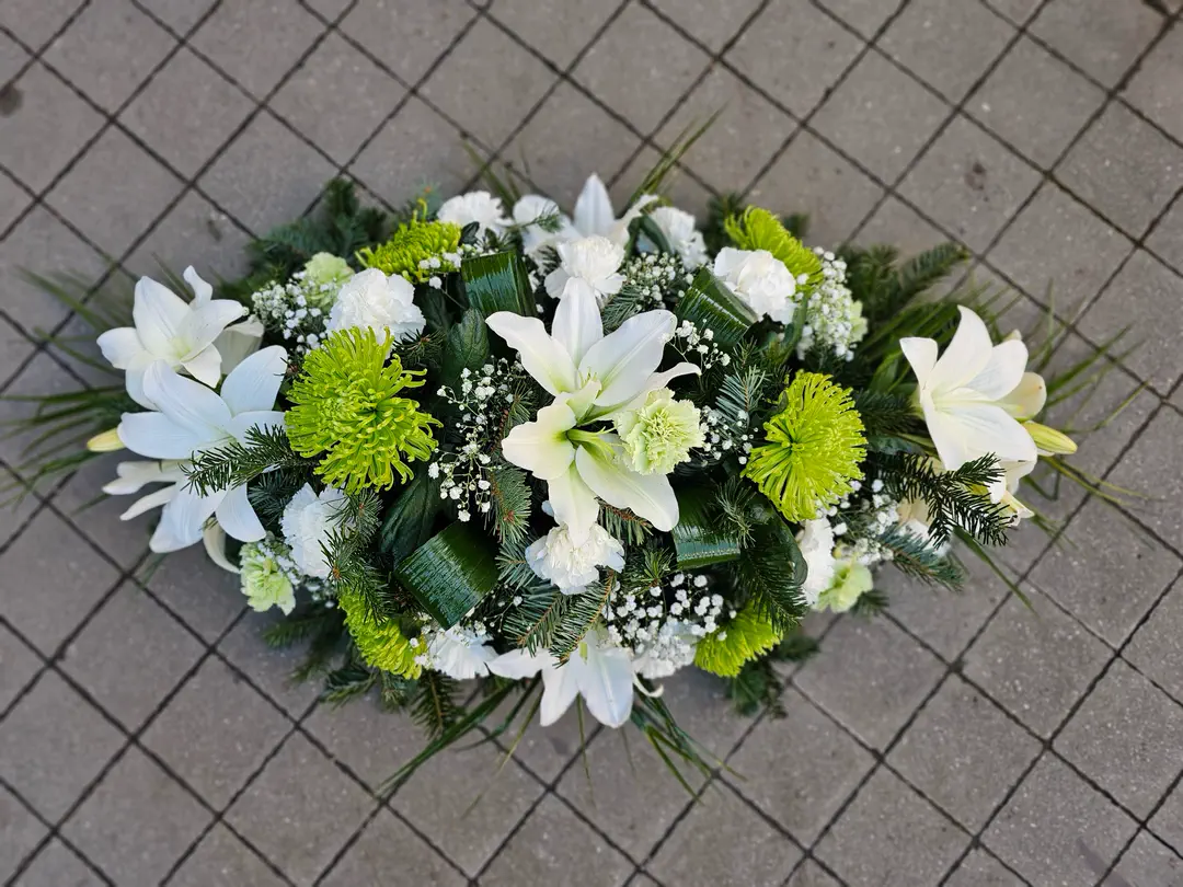 Ikebana s ľaliami a zelenými chryzantémami