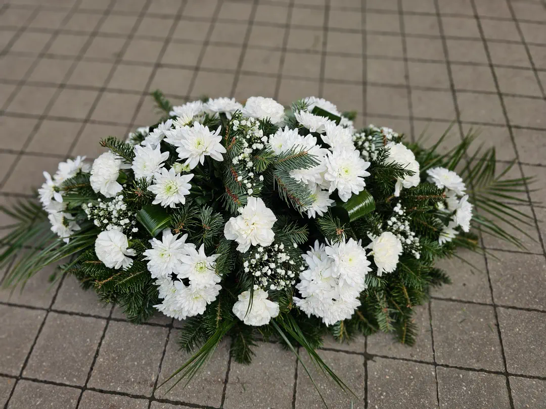 Nízka ikebana z bielych karafiátov