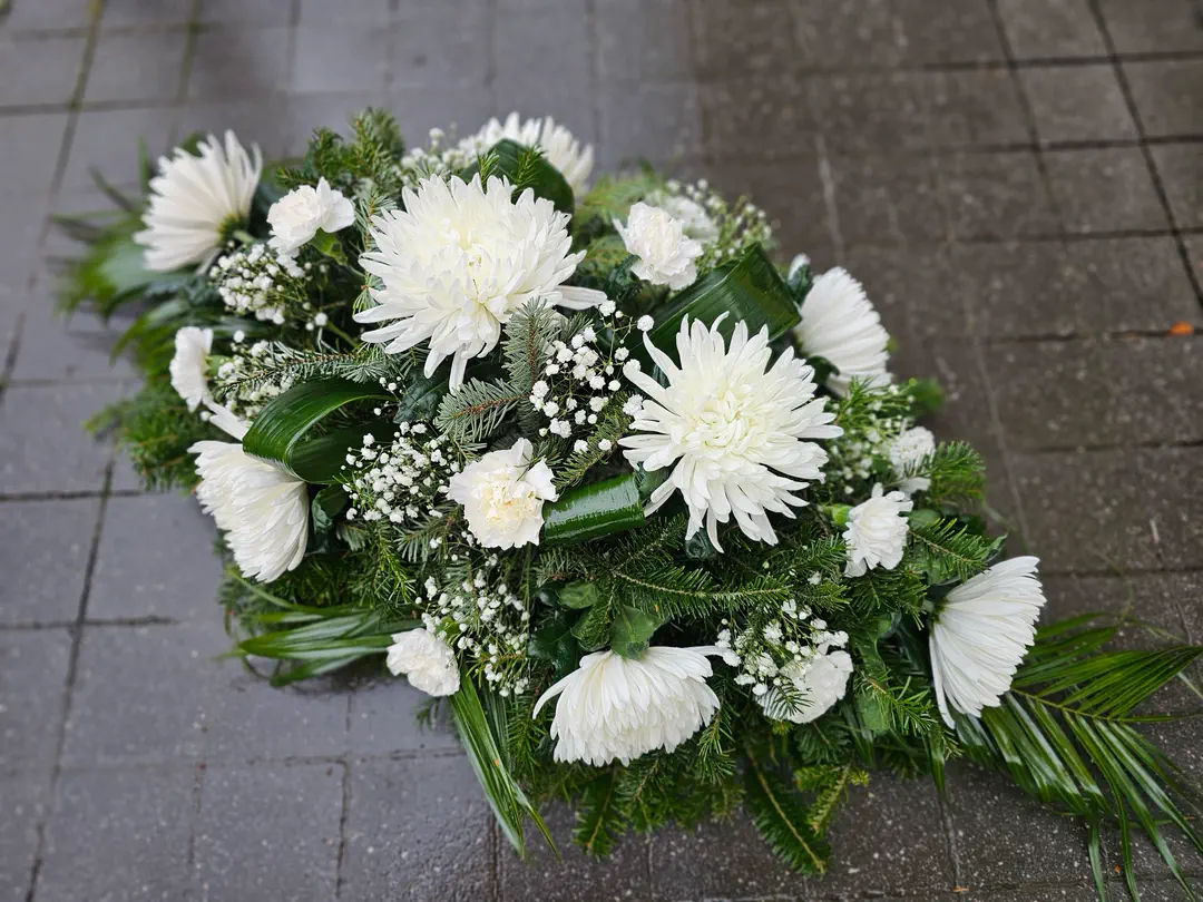 Ikebana s bielymi chryzantémami a karafiátmi