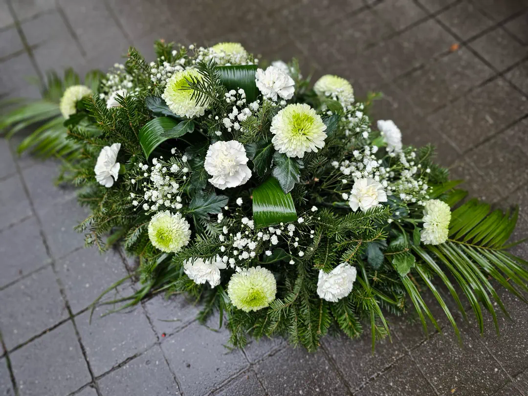Ikebana z bielych karafiátov a zelených chryzantém