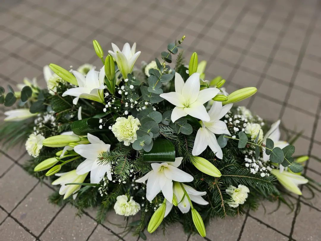 Ikebana z bielych ľalií a eukalyptu