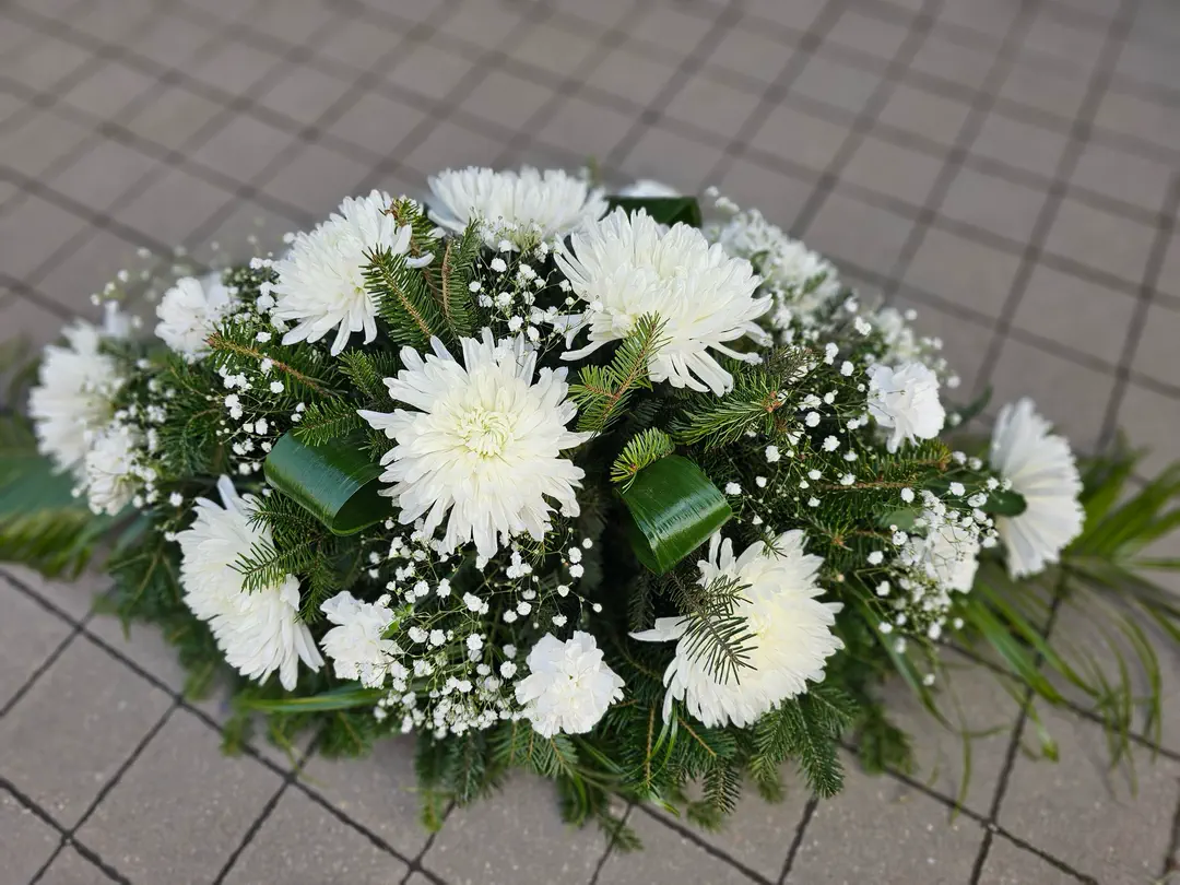 Ikebana z bielych veľkokvetých chryzantém
