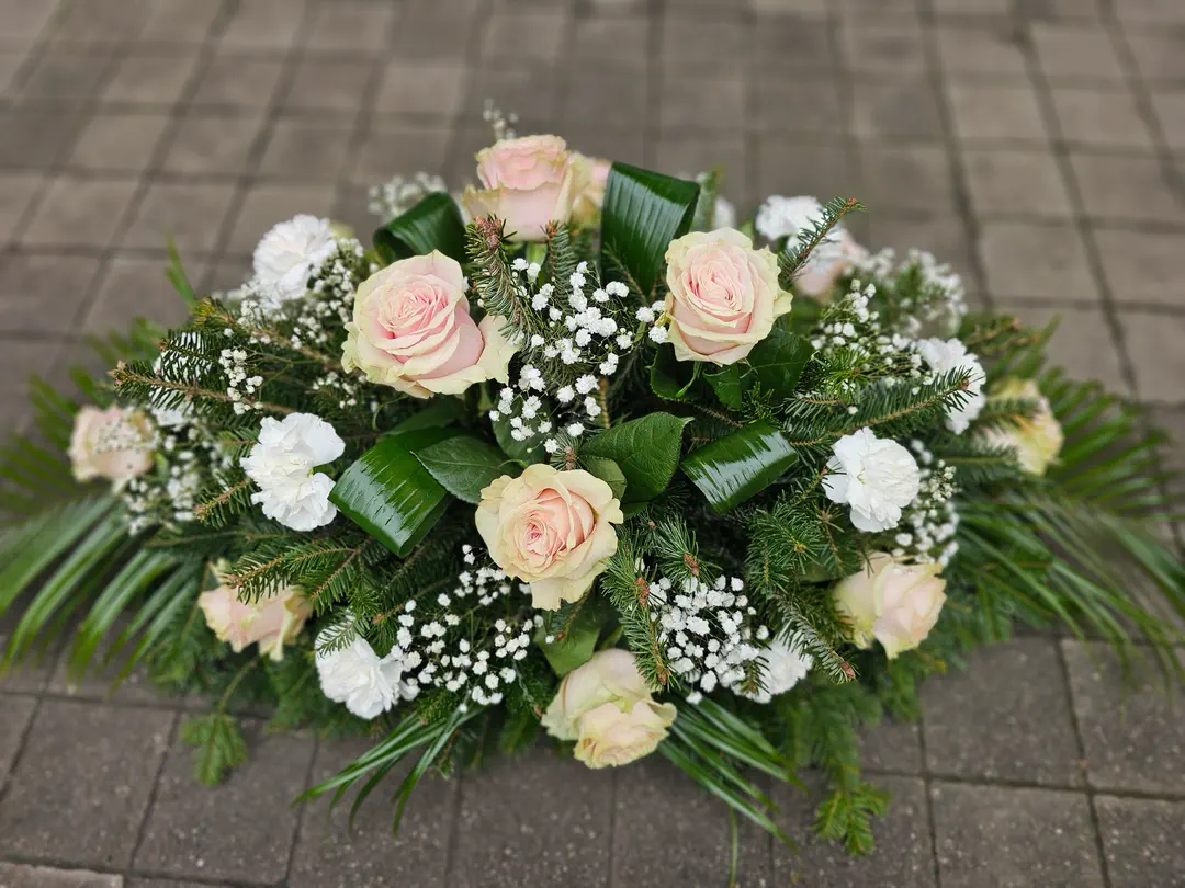 Ikebana s bledoružovými ružami a karafiátmi