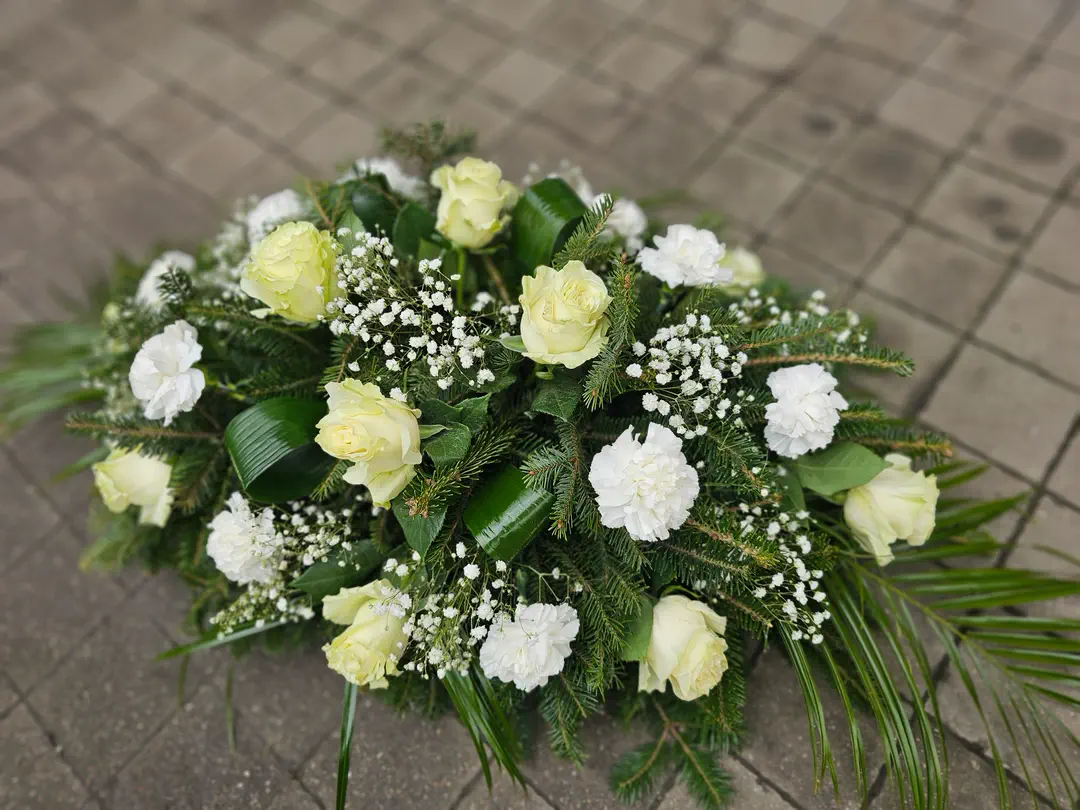 Ikebana z krémových ruží a bielych karafiátov