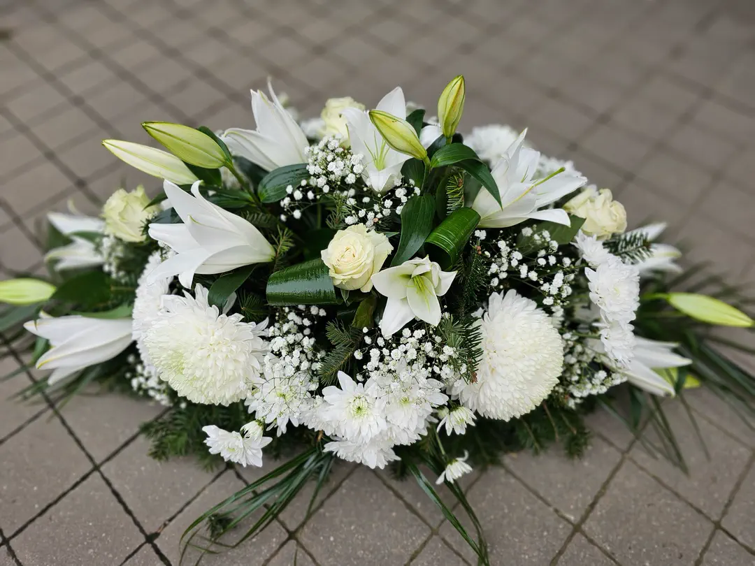 Ikebana z bielych ľalií, ruží a guľatých chryzantém