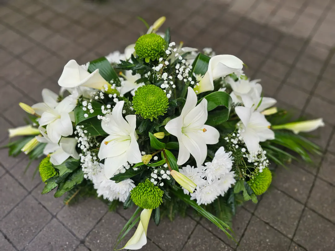 Bielo-zelená ikebana s ľaliami
