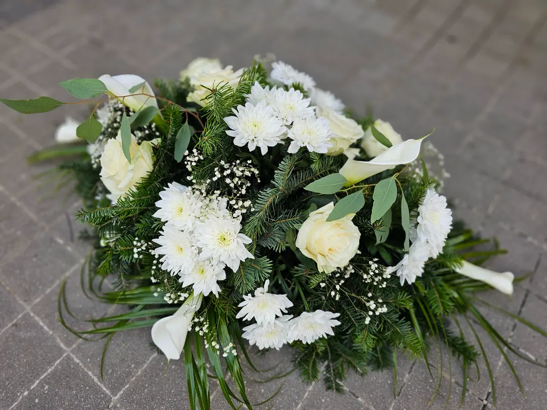 Ikebana z bielych chryzantém, ruží a ľalií
