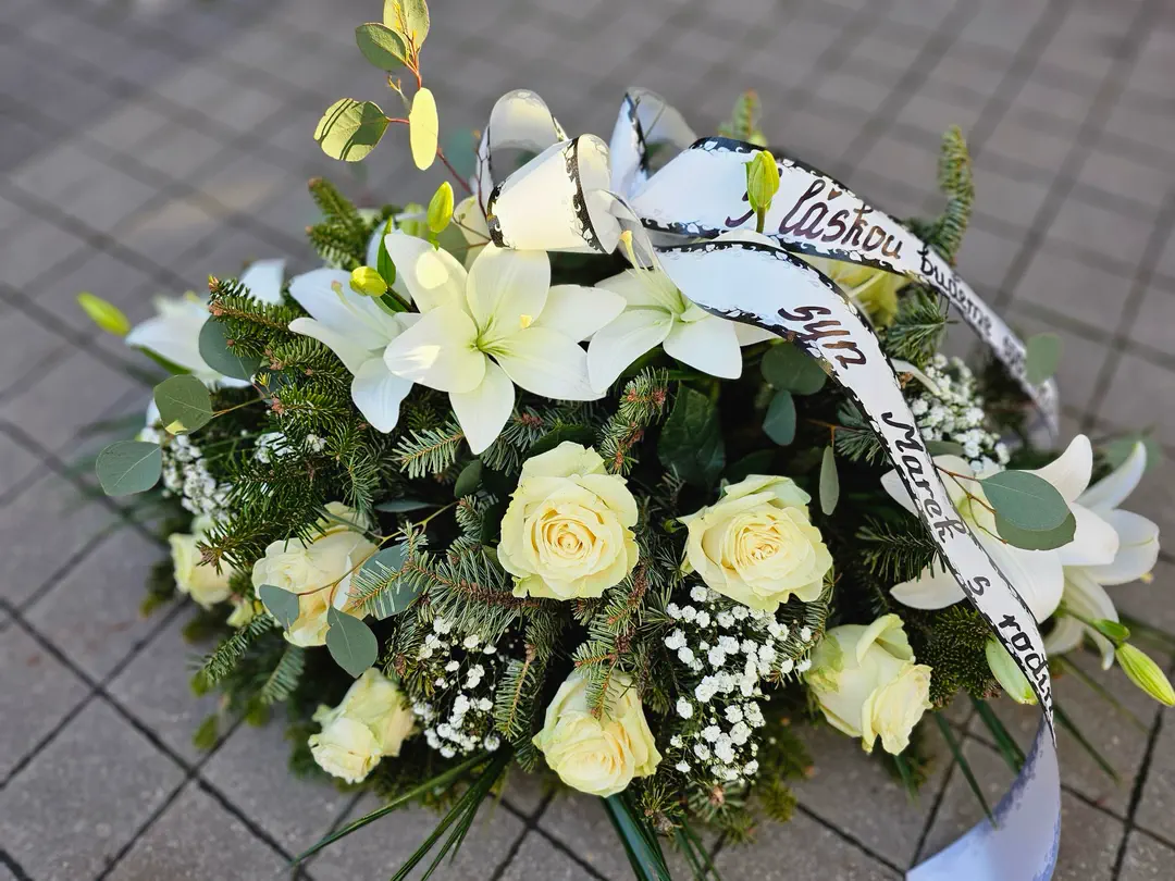 Ikebana s ľaliami a krémovými ružami so stuhou