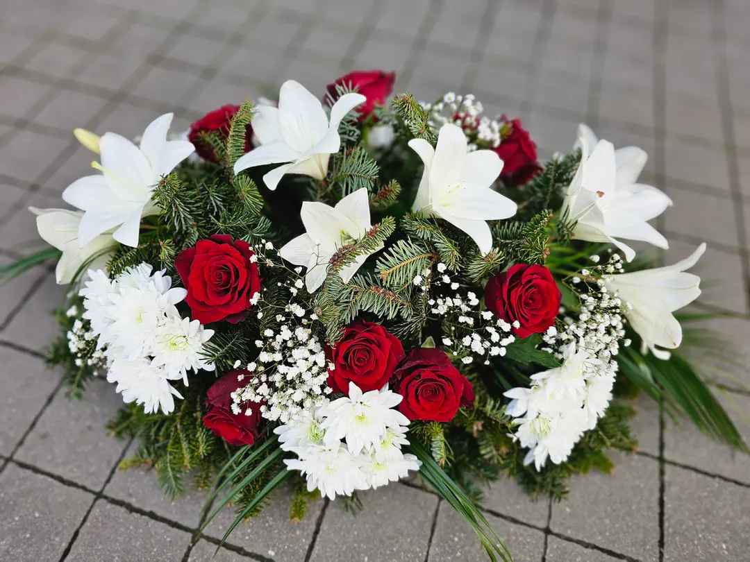 Ikebana z bielych ľalií, chryzantém a červených ruží