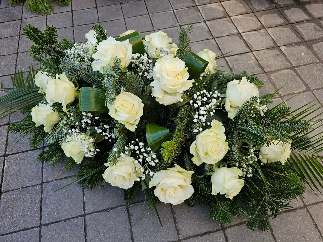 Ikebana z krémových ruží na čečine
