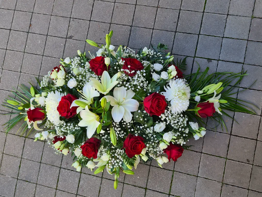 Pestrá ikebana z červených ruží a bielych ľalií