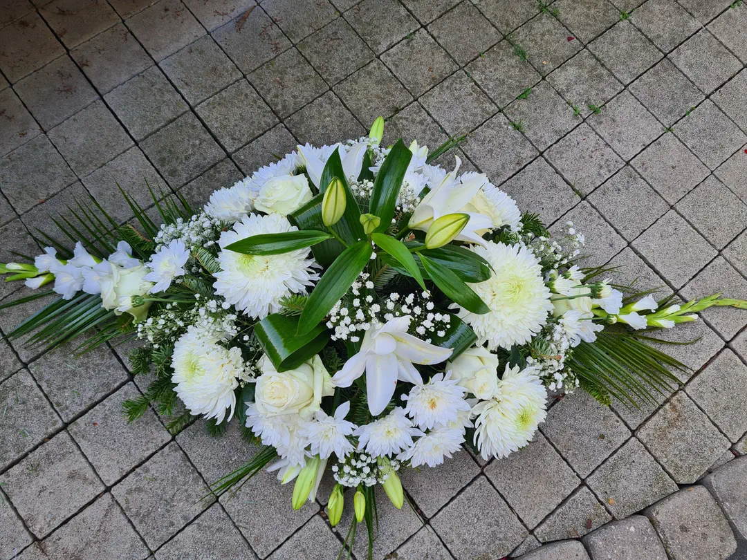 Ikebana z bielych chryzantém, ľalií a gladiol