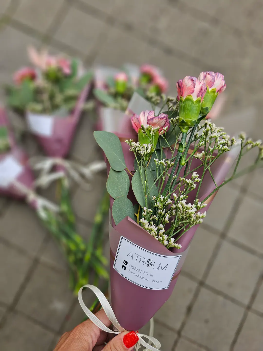 Malá kytička s ružovými karafiátmi