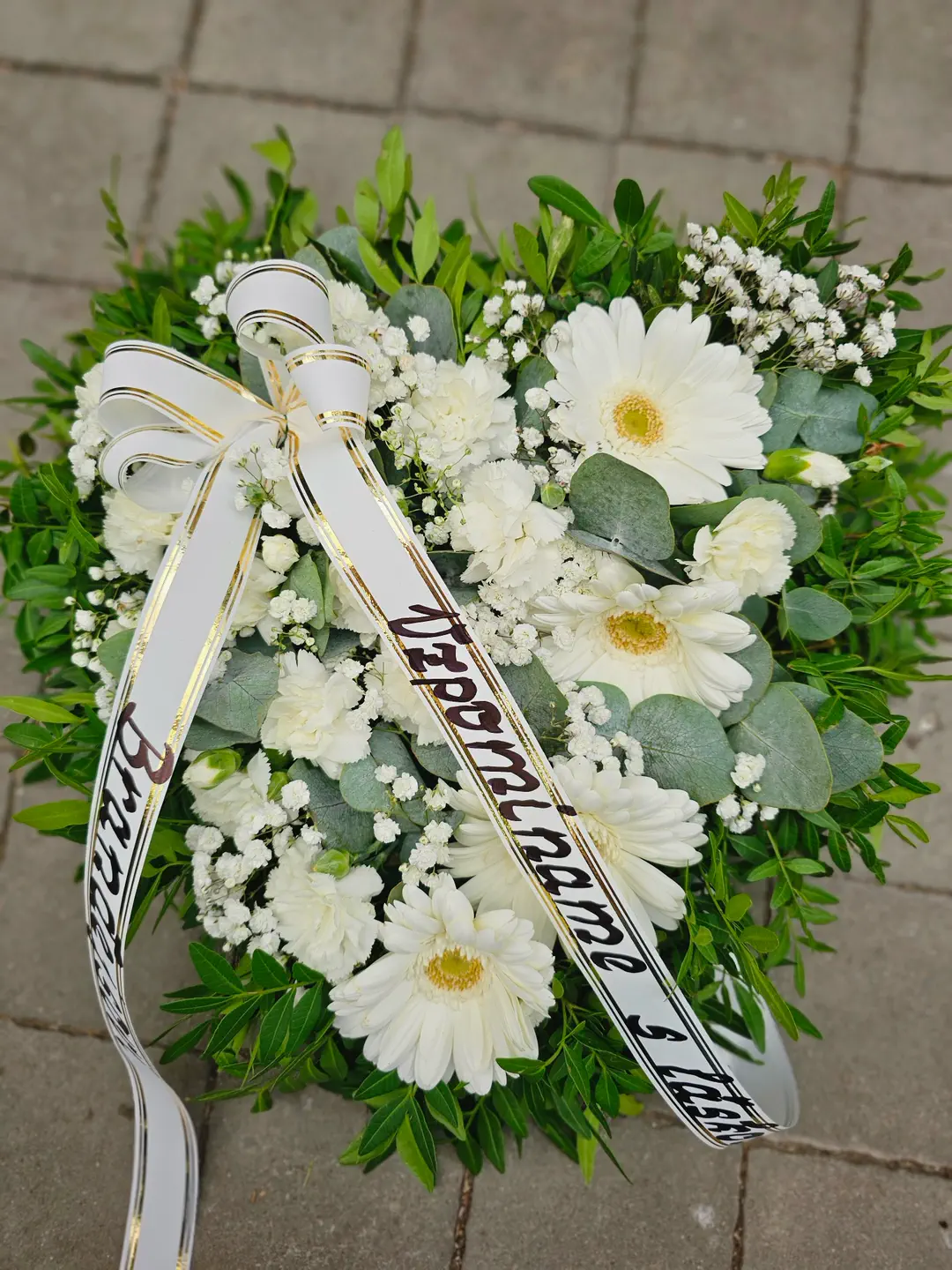 Srdce z bielych gerber a karafiátov s eukalyptom